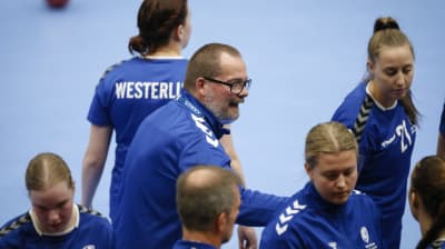 Huvudtränaren Tomas Westerlund med det finländska damhandbollslandslaget.