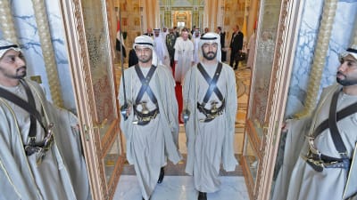 Påven Franciskus anländer tillsammans med Abu Dhabis kronprins Mohammed bin Zayed al-Nahyan under en välkomstceremoni i presidentpalatset i Abu Dhabi