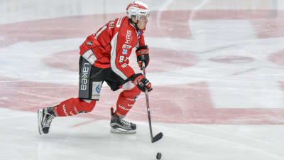Vasa Sports försvarare Ari Gröndahl hör till ligaspelarna som får göra A-landslagsdebut senare den här månaden.