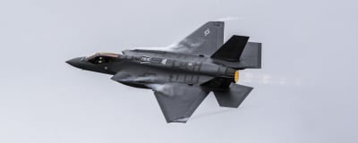 Amerikanska flygvapnet F-35A Lightning II landar på väg att landa