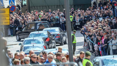 Tusentals människor följde med president Mauno Koivistos begravningsfölje i centrum av Helsingfors den 25 maj 2017.