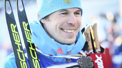 Efter tävlingen visade Sergej Ustiugov glatt upp sin medalj.