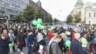 Antirasistisk demonstration på Mannerheimvägen i Helsingfors.