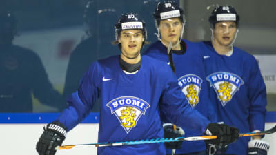 Sebastian Aho i förgrunden och Jesse Puljujärvi i bakgrunden.