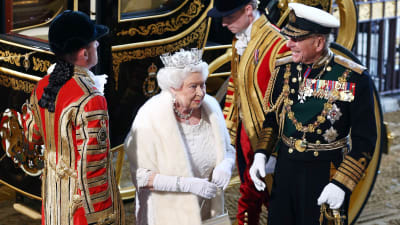 Drottning Elizabeth II anländer till parlamentet i London för att presentera regeringen Camerons politk.