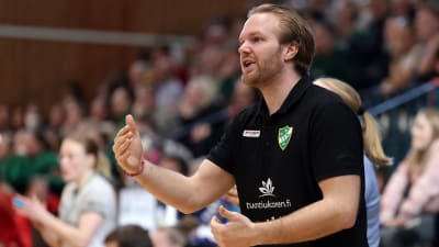 Patrick Johanson delar ut instruktioner.