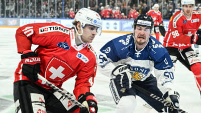 Närkamp mellan schweizisk och finsk hockeyspelare.