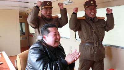 Kim Jong-Un firade det senaste lyckade missiltestet tillsammans med högt uppsatta militärer.