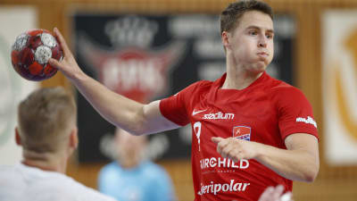 Filip Söderlund med bollen.