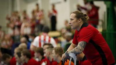 Andreas Rönnberg följer med en match.