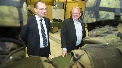 Finlands försvarsminister Jussi Niinistö (Sannf) och hans svenska kollega Peter Hultqvist