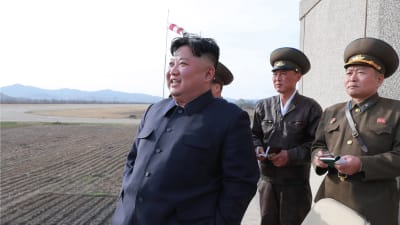 Nordkoreas ledare Kim Jong-Un övervakade vapenprovet personligen, enligt  officiella medier som gav ut denna bild