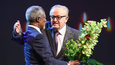 Kafi Annan gratulerar Martti Ahtisaari på den senares 80-årsdag.