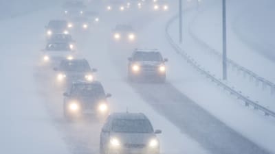 Bilar i snöyra på landsväg 