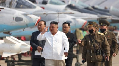 Nordkorea hävdar att denna bild är från den 12 april då Kim Jong-Un inspekterade en flygbas.