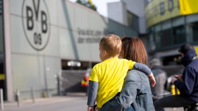 Utanför Westfalenstadion i Dortmund försöker folk få en titt av spelarna innan de åker hem.