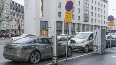 Elbilar parkerade på Runebergsgatan i Helsingfors den 8  december 2018.