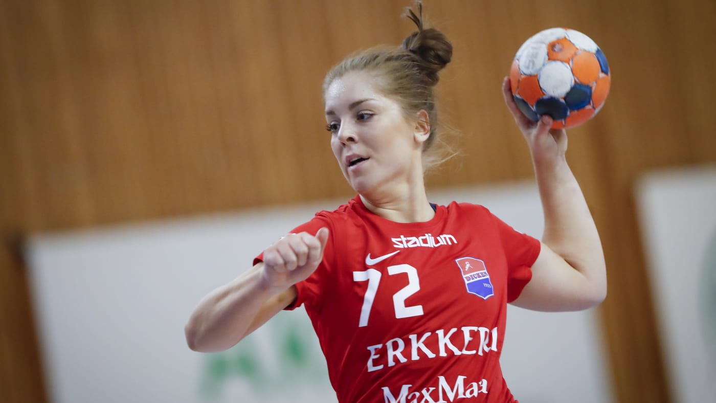 Anna Lindholm with a ball.