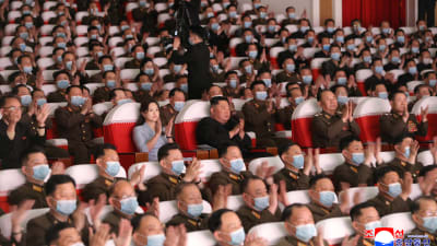 Varken Kim Jong-Un eller hans fru Ri Sol-Ju bar munskydd under en militär konsert den 6 maj.