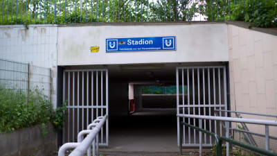 Då Borussia Dortmund spelar hemma är det vanligtvis fullpackat vid Stadionstationen. På lördagen var den stängd.