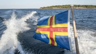 Ålands flagga på båt.