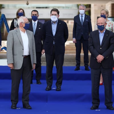 EU:n ulkoministerit ryhmäkuvassa maskit päässä Lissabonissa Portugalissa 27. toukokuuta.