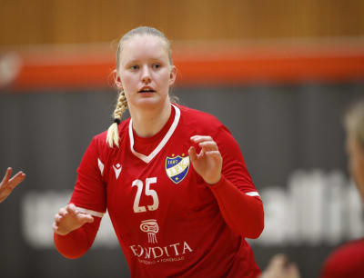 Emma von Nandelstadh spelar handboll.