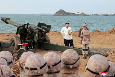 Ett odaterat fotografi från år 2022 av Nordkoreas ledare Kim Jong-Un som överser en militärövning med eldrörsartilleri med lång räckvidd.
