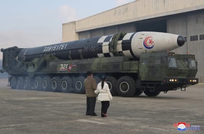 Kim Jong-un tyttärensä kanssa.