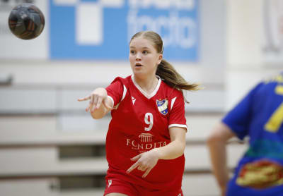 Kira Härkönen spelar handboll.