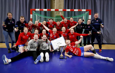 Dickens damer i lagbild efter cupguld.