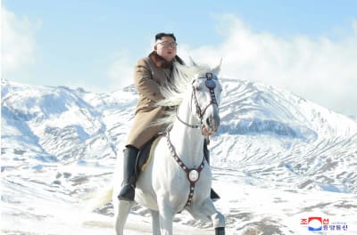 Nordkoreas ledare Kim Jong-Un rider en vit häst på det mytiska berget  Paektu vid gränsen mellan Nordkorea och Kina.