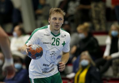 Anthony Hellakoski spelar handboll.