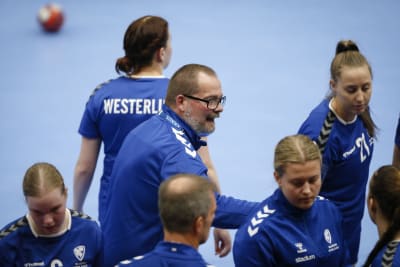 Huvudtränaren Tomas Westerlund med det finländska damhandbollslandslaget.