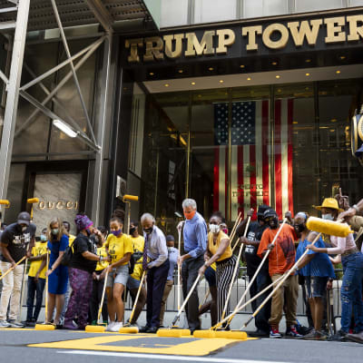 New Yorkin pormestari ja joukko mustia aktivisteja maalaavat keltaista black lives matter -tekstiä kadun pintaan Trump Towerin edessä New Yorkissa.
