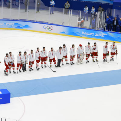 Venäjän olympiakomitean joukkue Pekingin olympiafinaalin jälkeen. Suomi voitti ottelun 2–1.
