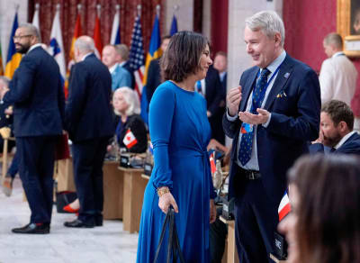 Finlands utrikesminister Pekka Haavisto pratar med Tysklands utrikesminister Annalena Baerbock 