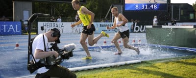 Ylen kuvaaja tallentaa miesten 3000 metrin estejuoksua yleisurheilun Eliittikisoissa kesäkuussa 2010.