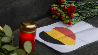 Blommor och ljus till minne av de som dödades i Bryssel 22.3.2016.