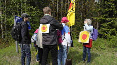 Kärnkraftsmotståndare från Sverige gör sig klara för att manifestera mot kärnkraften med plakat och flaggor