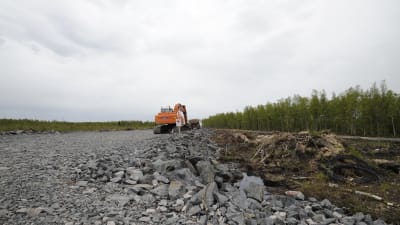 Grävmaskin står parkerad på vägbygget som ska gå till Fennovoimas kärnkraftverk i Hanhikivi