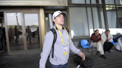Erik Haula på flygplatsen i Minsk.