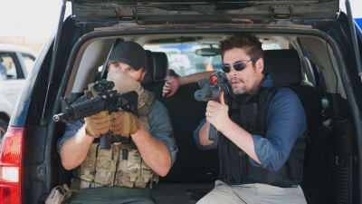benicio del toro och kollega med vapnen laddade