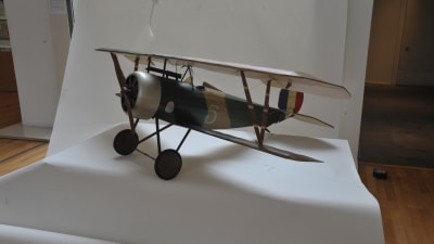 En miniatyr på ett flygplan från första världskriget.