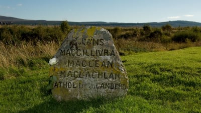 En klangravsten vid Culloden, Inverness. Mellan 1 500-2 000 jakobiter dödades under en timme under slaget vid Culloden år 1746.