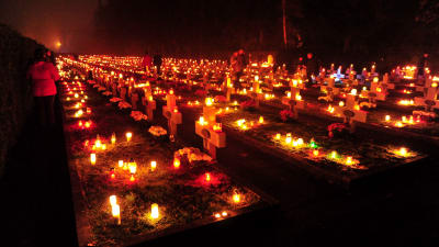 Folk tänder ljus på sina anhörigas gravar i Szczecin i Polen