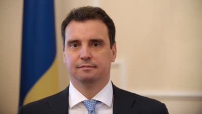 Aivaras Abromavičius under på en presskonferens i Paris i mars 2015