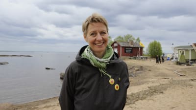 Känkraftsmotståndare Elisabeth Holmström från Sverige på besök på Hanhikivi