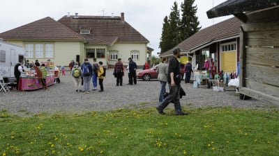 Byadag i Parhalahti, människor och försäljning på byskolans gård