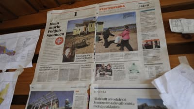 Tidningsurklipp på väggen inne i sommarstuga, som aktiviser tagit över, på Hanhikivi